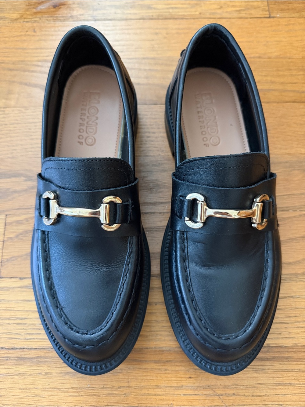🐴 Blondo waterproof Hollee black leather loafers with gold tone details. Size 7
